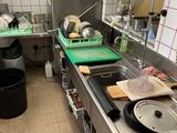 une cuisine avec beaucoup de plans de travail et de nombreux ustensiles de cuisine