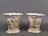 paire de vases anciens en porcelaine ornés de scènes peintes à la main
