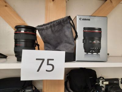 un appareil photo et un objectif posés sur une étagère dans un magasin