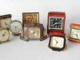 de nombreux types d'horloges posées sur une surface blanche