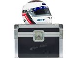 un casque posé sur une valise, sur fond blanc