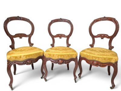 deux chaises avec un revêtement jaune