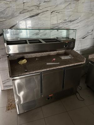 LOT VOLONTAIRE 1 Desserte réfrigérée froid positif ouvrant p…