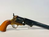 gros plan d'un fusil jouet sur une surface blanche