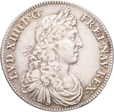 gros plan d'une pièce de monnaie sur fond blanc
