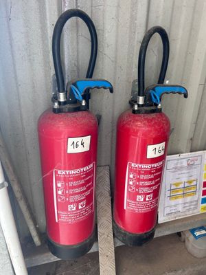 deux extincteurs placés l'un à côté de l'autre