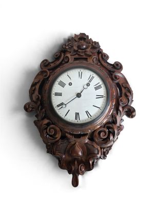 une horloge accrochée au mur sur le mur