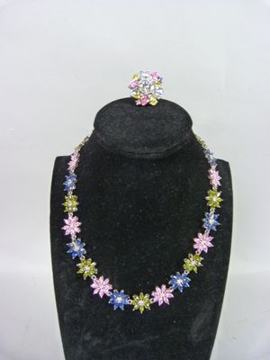Demi parure en argent et strass fantaisie, comprenant un col…