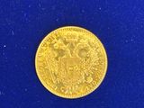 gros plan d'une pièce d'or sur une surface bleue