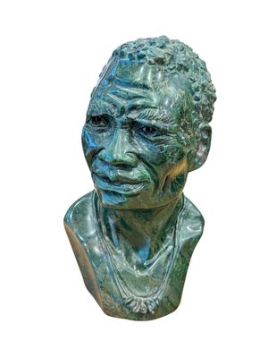 Buste en pierre dure verte représentant un nubien, Kenya