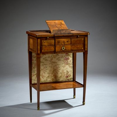 une petite table sur laquelle est posé un ordinateur portable
