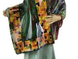figurine représentant un homme tenant un sac et vêtu d'une robe