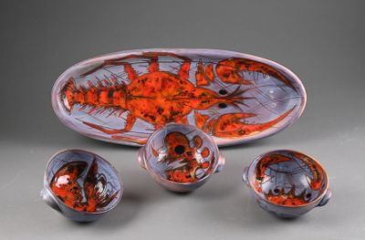 quatre œuvres d'art exposées sur la table