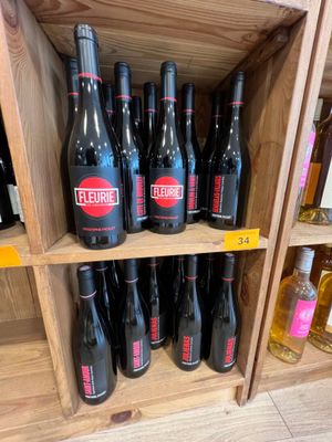 de nombreuses bouteilles de vin sur les étagères du magasin