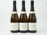 trois bouteilles de vin posées l'une à côté de l'autre sur une table