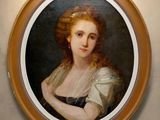 portrait d'une femme en robe noire dans un cadre rond