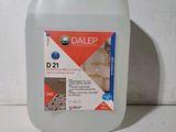 un gallon d'eau posé sur une table
