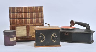 trois types différents de radios d'époque et d'autres objets