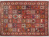 un tapis rouge orné d'un motif en patchwork