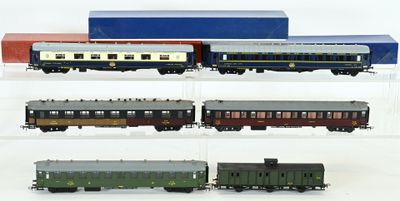 quatre wagons différents exposés dans une vitrine