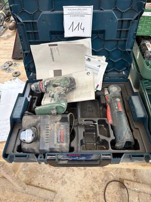 une boîte à outils contenant des outils, posée sur le sol