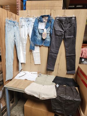 Lot de 10 vetements pour femme, tailles 36, différents coloris. Les ar