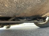 un gros plan sur le pot d'échappement d'une voiture