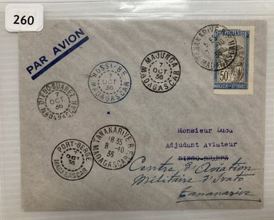 une vieille enveloppe couverte de timbres, posée sur une table