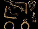 un gros plan sur un ensemble d'objets métalliques posés sur une surface noire