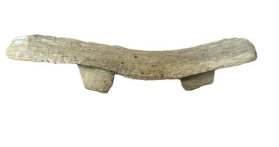 Afrique : banc en bois sculpté.