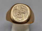 une bague en or sur laquelle est gravée l'image d'une femme