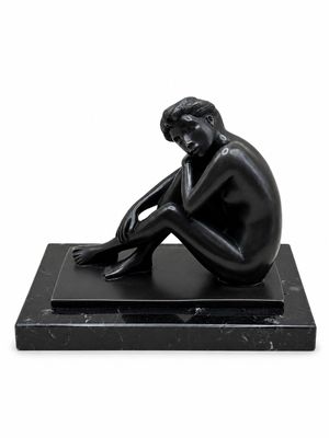 statue d'un homme assis sur un socle en marbre noir