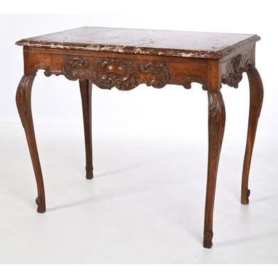 une table en bois avec un plateau en marbre