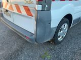 une camionnette garée sur le côté de la route