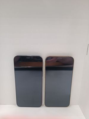 deux iPhones noirs posés sur une table blanche