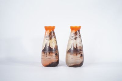 JOMA Paire de vases en pâte de verre polychrome figurant des…