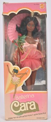 une poupée dans une boîte rose, avec un parapluie rose et une robe rose