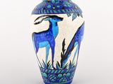 un vase bleu orné d'une image de cerf