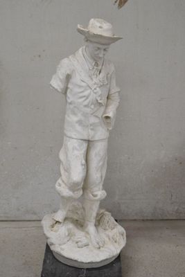 une statue représentant un homme coiffé d'un chapeau, avec un oiseau sur l'épaule