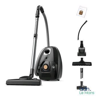 un gros plan d'un aspirateur et d'autres objets sur fond blanc