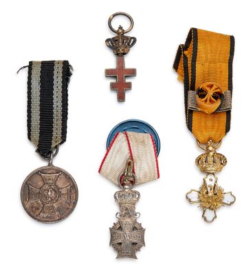 quatre médailles et une médaille sur fond blanc