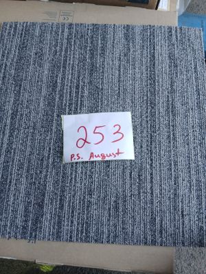 une boîte avec une étiquette de prix posée par terre