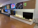 de nombreux téléviseurs exposés dans le magasin