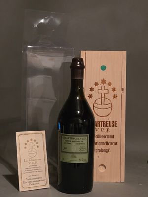une bouteille de vin posée à côté d'une caisse en bois