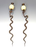 PAIRE D'APPLIQUES murales à une lumière en bronze émaillé po…