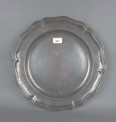 assiette en argent plaqué aux bords festonnés sur fond gris
