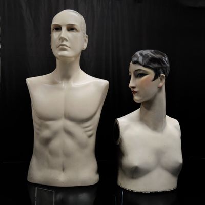 deux mannequins qui se tiennent l'un à côté de l'autre