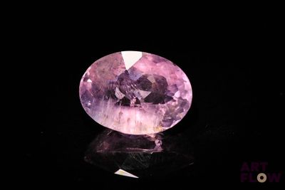 une image représentant un diamant rose sur un fond noir