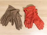 deux paires de gants posées sur un parquet