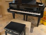 un piano noir et un tabouret dans un salon